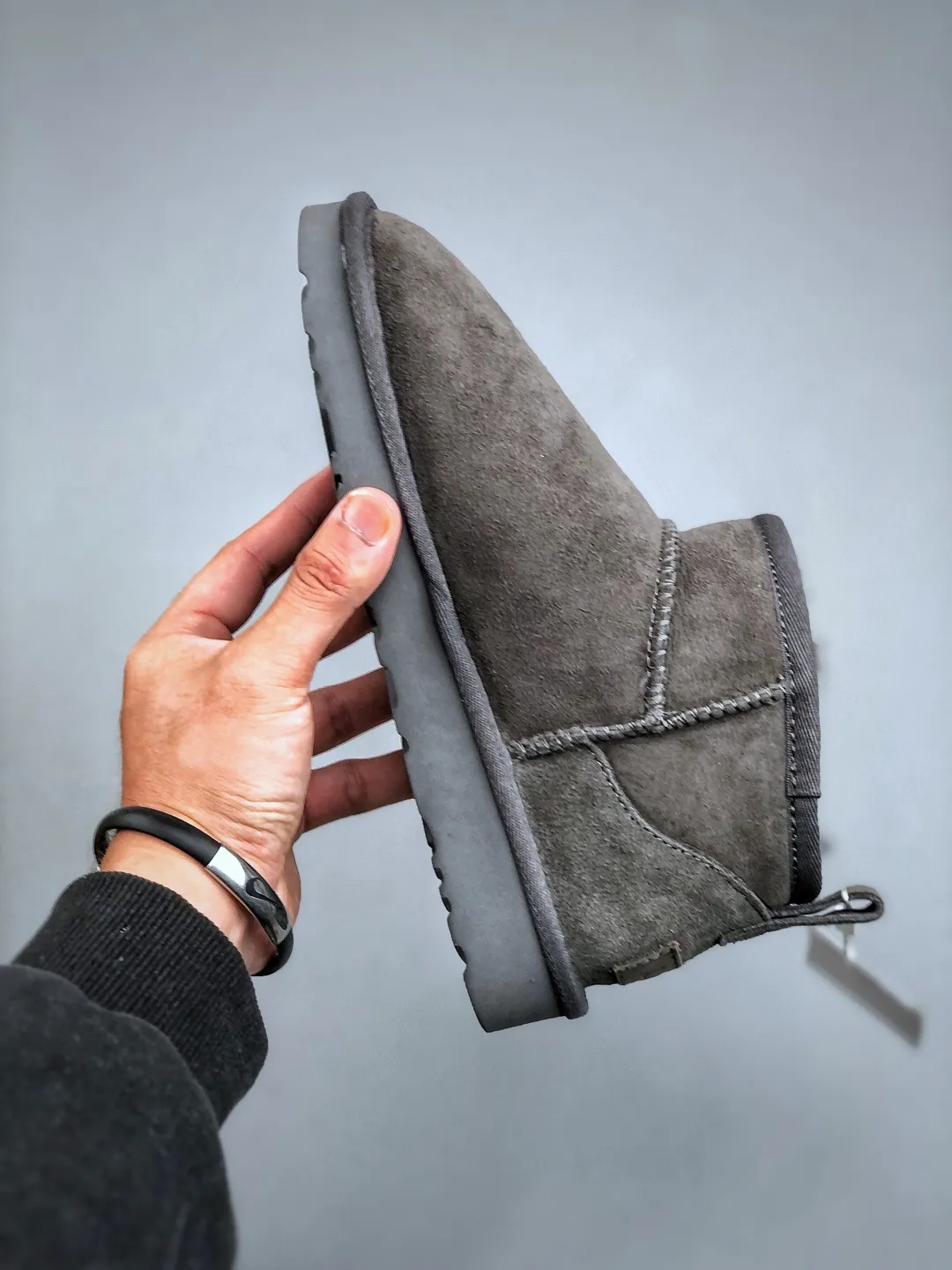 Local self-pickup 💰520 supports store placement. The top version on the market. UGG Mini thin-soled black short tube 1.5cm popular style. Produced by a major foreign trade factory in Guangzhou. Real sheep fur from toe to insole. Independent outer box packaging. Chip. Waterproof process. Different from any version on the market. 3cm thick sole, independently developed outsole, cashmere insole, keeping warm in winter, suitable for home use. In the new year, uug has launched a style series, which is partially geared towards the preferences of young consumers. It has also moved to the forefront of fashion trends. Shoe body material, water-repellent coated suede upper, 17mm UGGPURE™ implanted wool insole, lightweight non-slip and comfortable rubber outsole, with brand LOGO, and full packaging. Size: 35-44